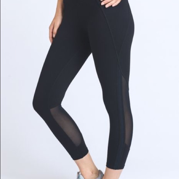 Mesh Panel Capri Compression Legging - Picture 2 of 6